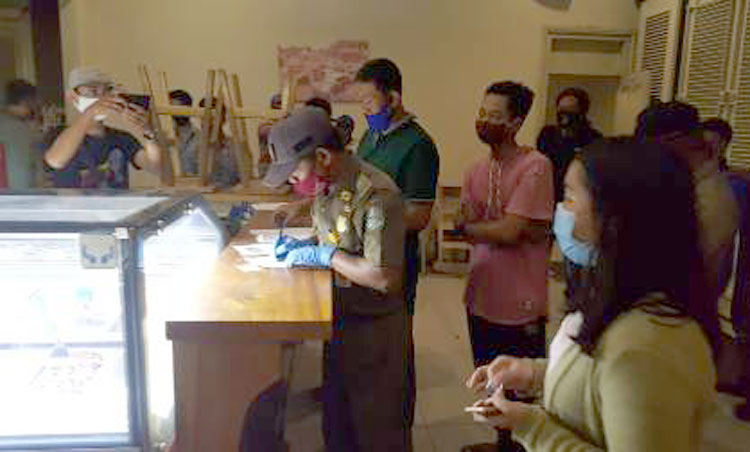 Petugas di sela kegiatan patroli di warkop.