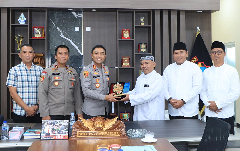 Jajaran pengurus DPD LDII Ngawi foto bersama Kapolres AKBP Prayoga Angga Widyatama.