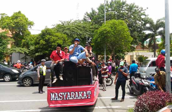 Warga Desa Sidokepung, Kecamatan Buduran, saat demo di depan Kantor Kejari Sidoarjo. foto: NANANG I/ BANGSAONLINE
