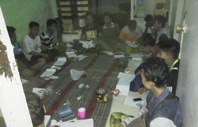 Kader PMII STKIP PGRI Sumenep saat tadarus buku. foto: istimewa