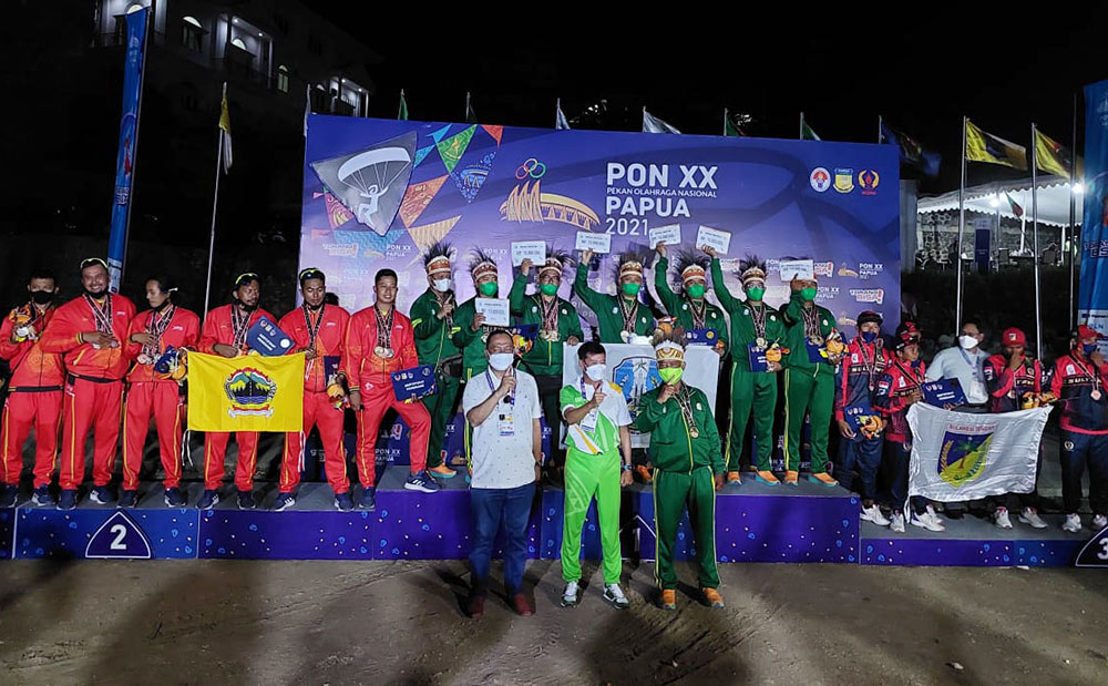 Kontingen Jatim menduduki podium tertinggi setelah berhasil menjadi Juara Umum Cabor Paralayang di PON XX Papua.