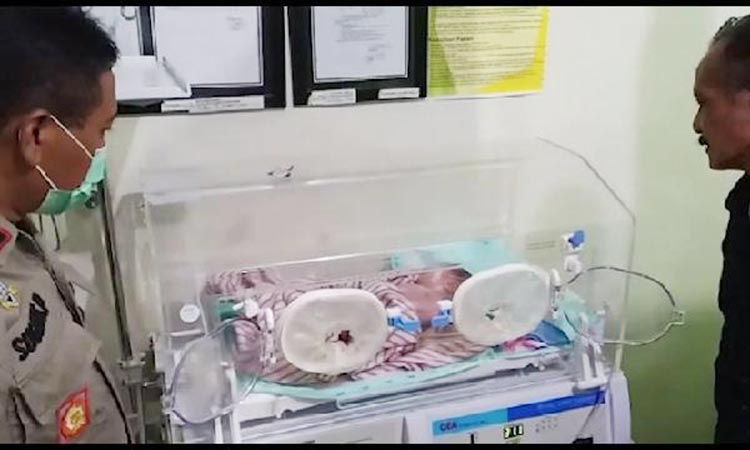 Bayi yang dibuang orang tuanya saat mendapat perawatan intensif di rumah sakit.