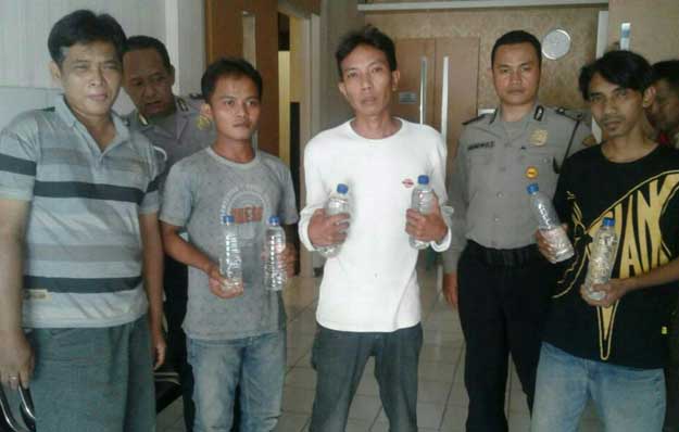 3 pemabuk saat diamankan di Mapolsek Tambaksari.