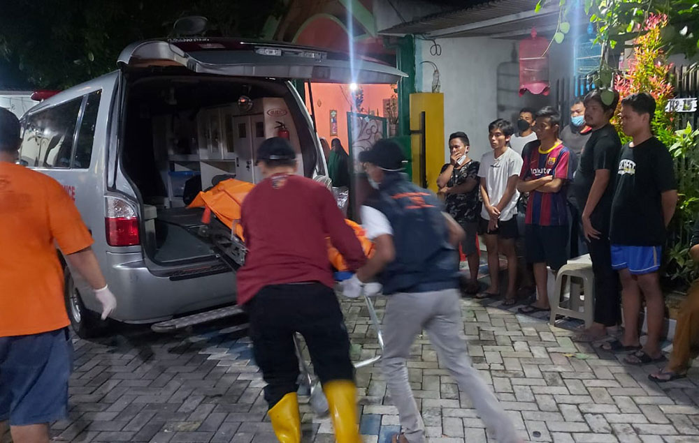 Jasad korban dibawa ke RSUD Sidoarjo untuk divisum.