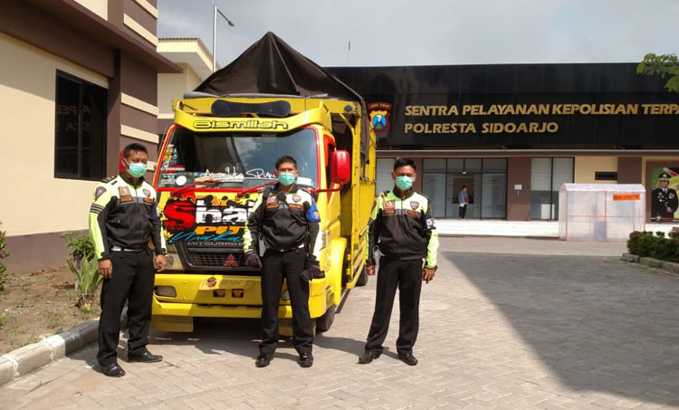 Kendaraan truk yang digunakan tersangka untuk mengangkut barang curian diamankan di Mapolresta Sidoarjo.