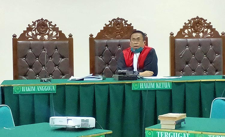 Hakim Hayadi saat membacakan putusan praperadilan di ruang sidang PN Trenggalek yang digelar secara teleconference.
