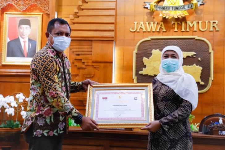 Direktur Evaluasi Kinerja Penyelenggaraan Pemerintahan Daerah (EKPKD) Direktorat Jenderal Otonomi Daerah Kemendagri Dr. Akbar Ali, M.Si saat menyerahkan penghargaan kepada Gubernur Jawa Timur, Khofifah Indar Parawansa di Gedung Negara Grahadi, Rabu (7/10). foto: ist/ bangsaonline.com
