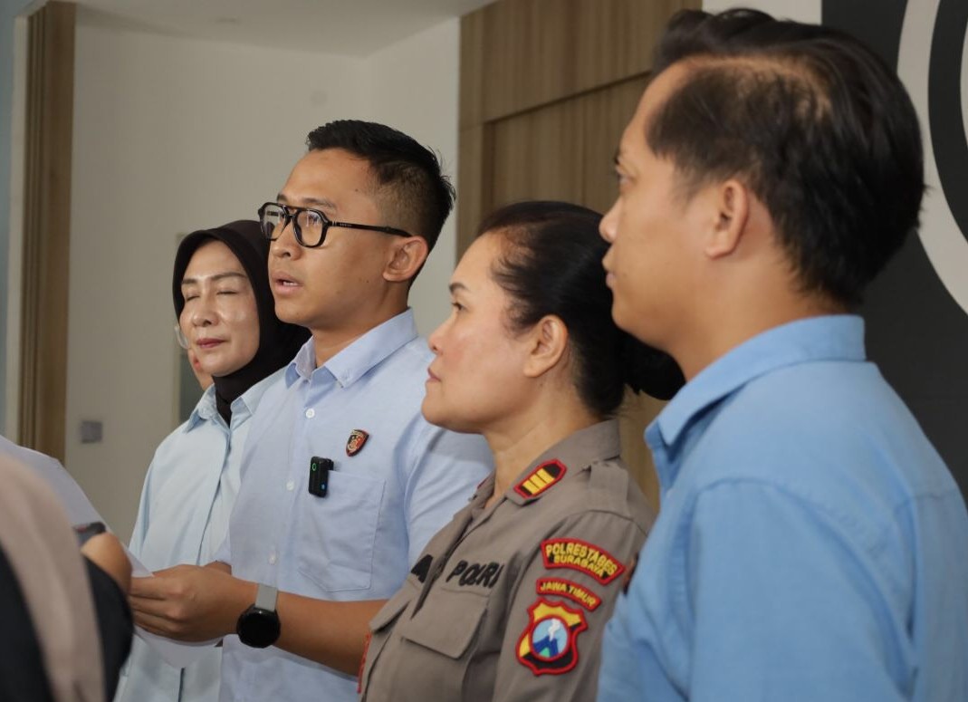 Wakasat Reskrim Polrestabes Surabaya (dua dari kiri) AKP Rahmad Aji Prabowo.