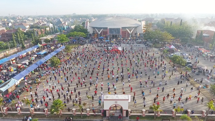 Ribuan warga Kota Pasuruan yang antusias mengikuti acara Gerakan Indonesia Sehat. Minggu (16/9) pagi.