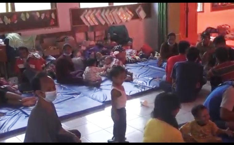 Warga terdampak longsor yang sebagian masih di penampungan. 