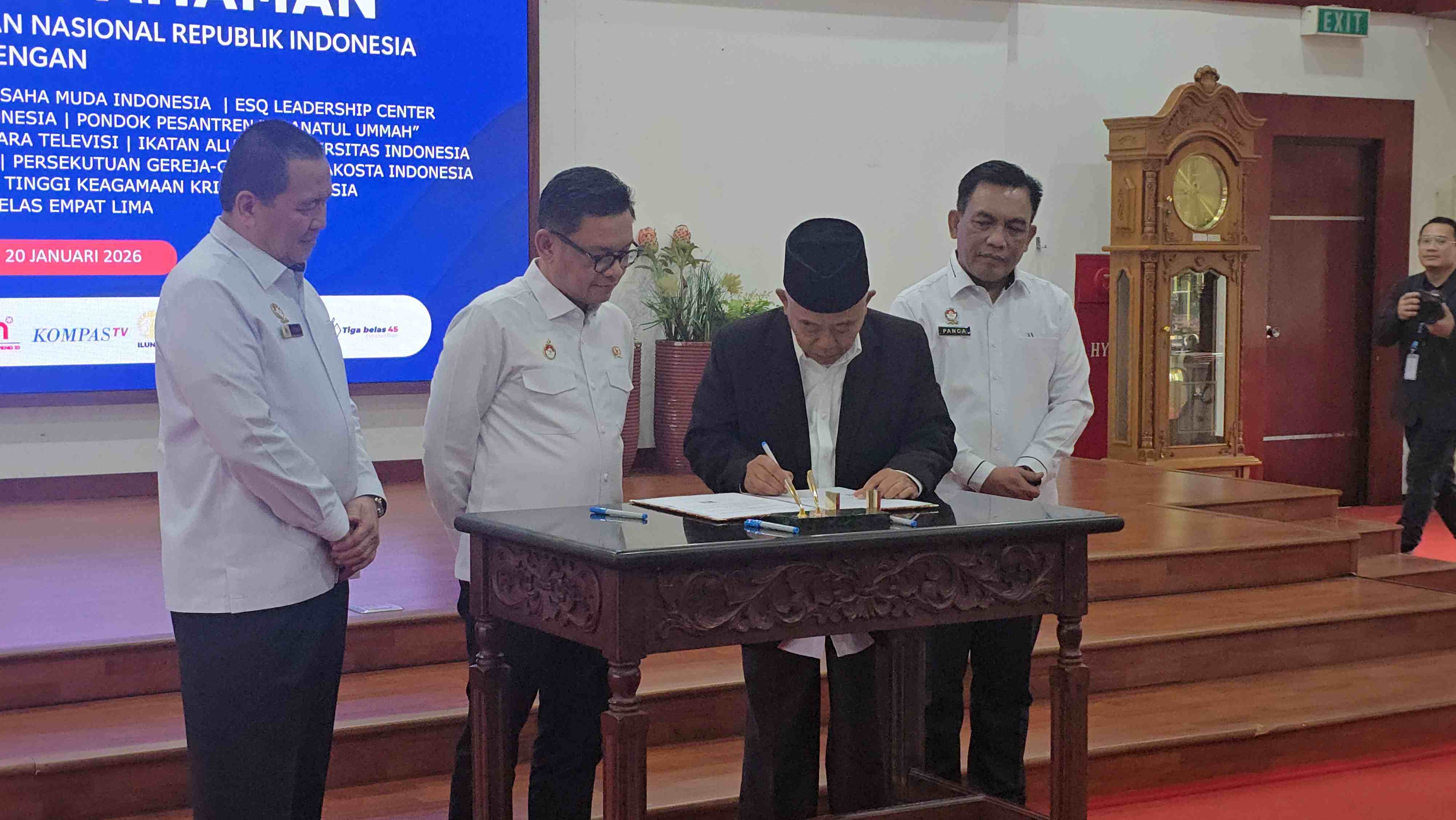 Prof Dr KH Asep Saifuddin Chalim, MA disaksikan Gubernur Lemhanas Dr H Ace Hasan Syadzily menandatangani MoU Pondok Pesantren Amanatul Ummah dengan Lemhanas di Gedung Tri Gatra  Jakarta Pusat, Selasa (20/1/2026). Foto: M Mas