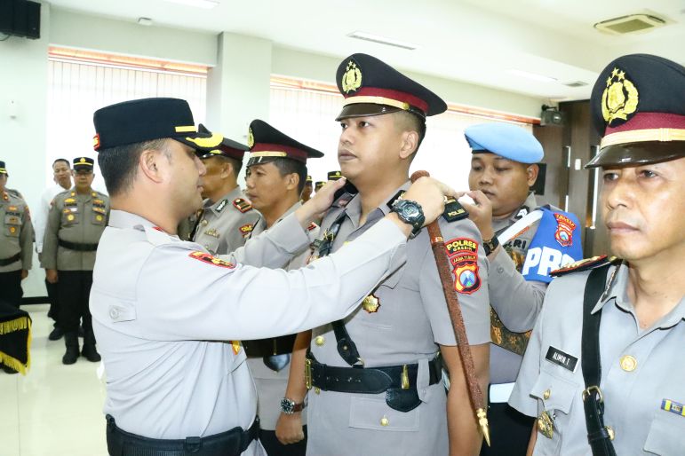  Kapolres Gresik AKBP Ramadhan Nasution (kiri)  saat Sertijab  lima Kapolsek. foto: ist.
