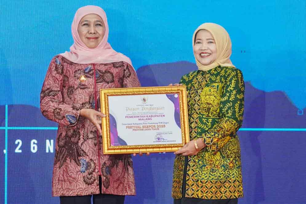 Gubernur Jawa Timur, Khofifah Indar Parawansa menyerahkan penghargaan kepada Wakil Bupati Malang, Lathifah Shohib. (Ist)