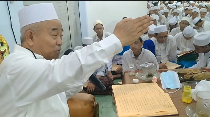 Prof Dr KH Asep Saifuddin Chalim, MA, saat membacakan kitab Mukhtarul Ahadits di Pondok Pesantren Aamantul Ummah Jalan Siwalankerto Utara Surabaya. Foto: M Mas