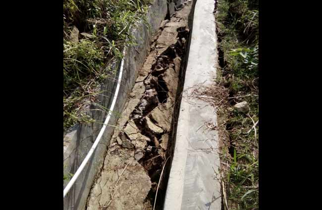 Kondisi tanah retak yang semakin hari semakin bertambah lebar.