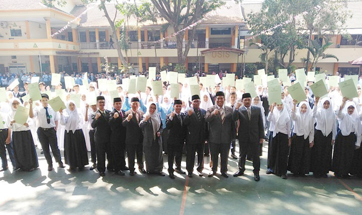 169 ASN Kemenag Kota Malang Terima Satya Lencana