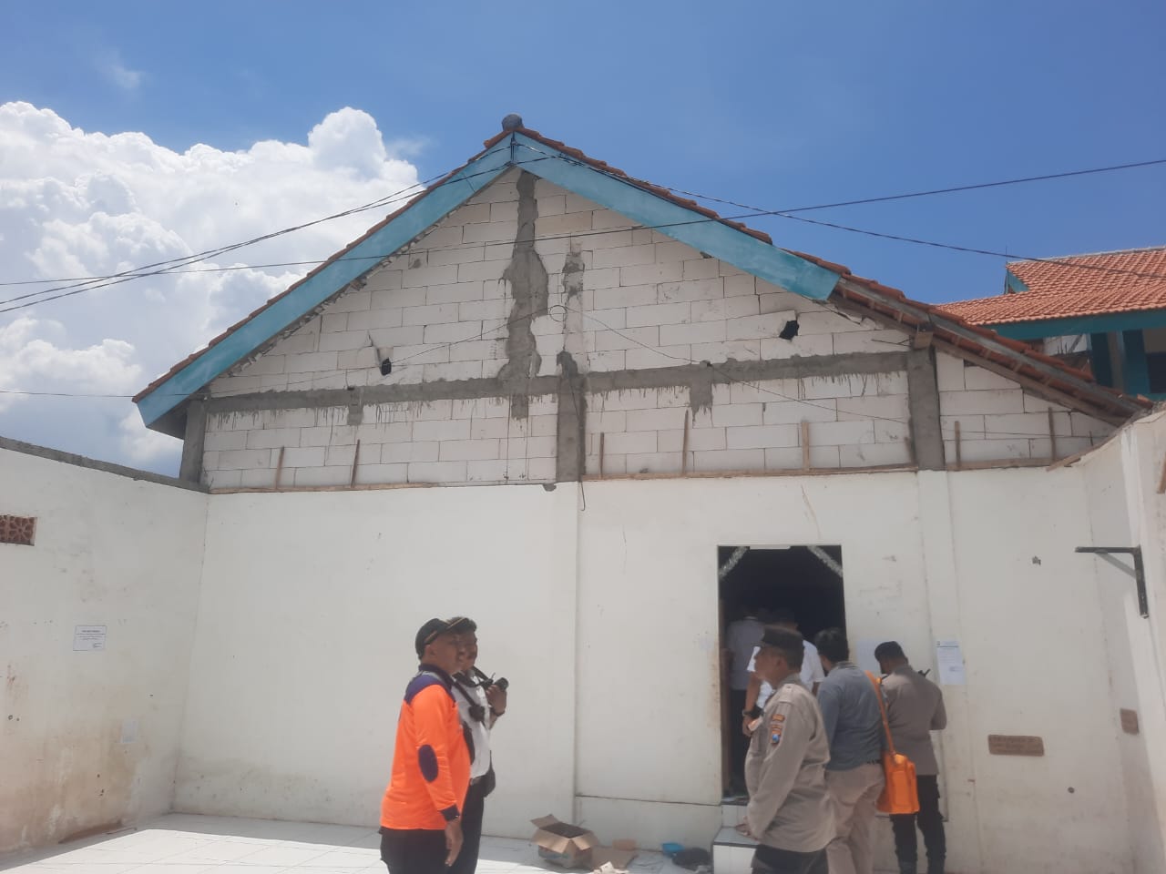 Atap Asrama Ponpes di Besuki Situbondo Ambruk, 1 Santriwati Tewas dan 11 Luka