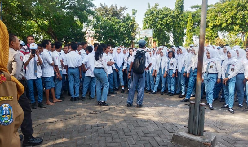 Aksi demo siswa SMKN 1 Trowulan, Kabupaten Mojokerto menuding kasek tak jujur. foto: YUDI EP/ BANGSAONLINE