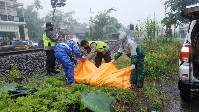 Jenazah korban saat dievakuasi petugas.