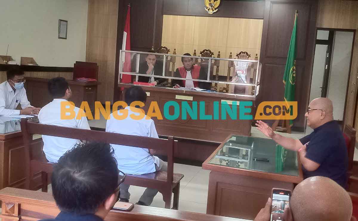 H. Ipung saat menyampaikan keberatannya dalam sidang konsinyasi pembebasan lahan proyek KLBM di PN Gresik. Foto: SYUHUD/BANGSAONLINE
