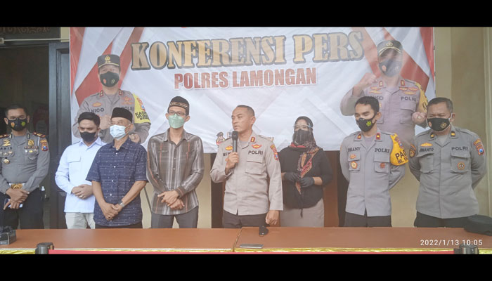 Kapolres Lamongan AKBP Miko Indrayana saat jumpa pers di Mapolsek Babat.