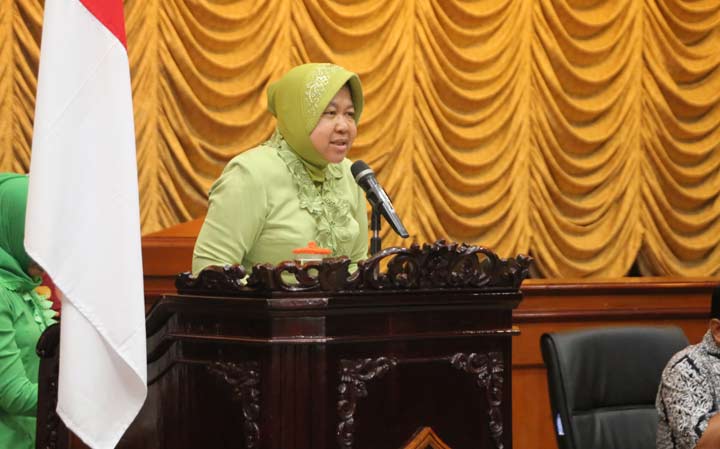 Wali Kota Surabaya Tri Rismaharini saat memberikan pengarahannya. foto: ist