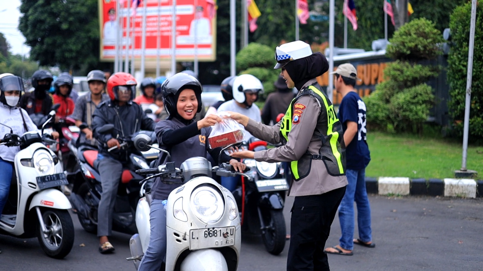 Polwan Satlantas Polres Gresik saat bagi bagi takjil. foto: ist.
