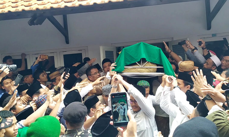 Prosesi pemakaman Gus Sholah.