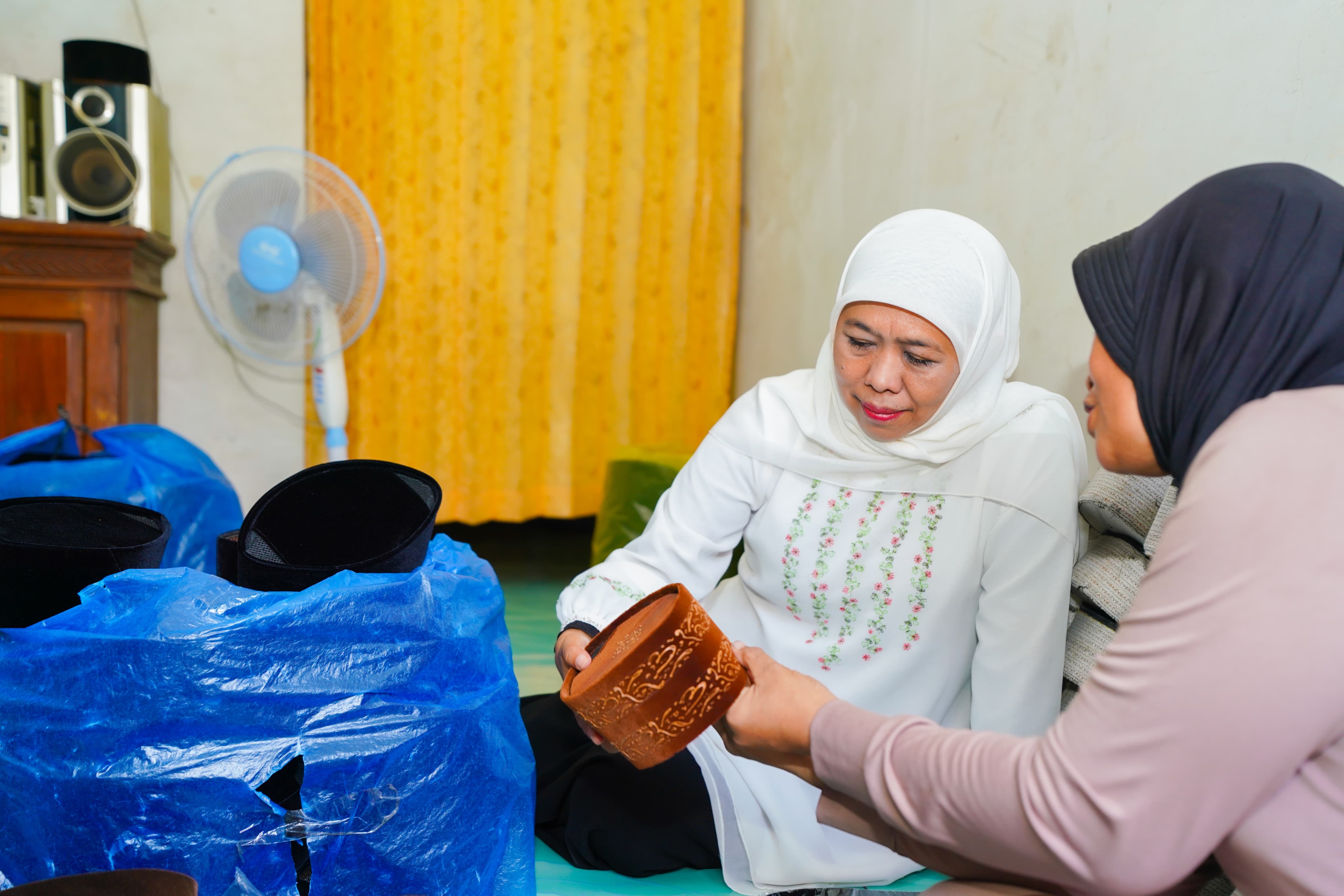 Khofifah saat melihat hasil produksi kopyah di Gresik