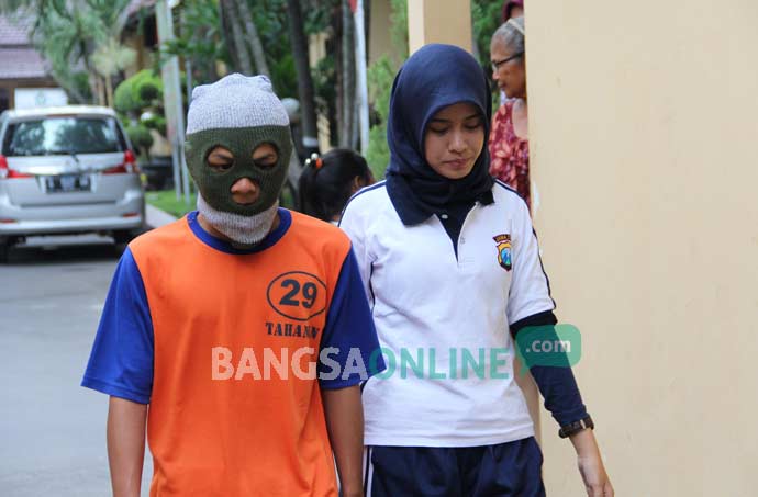 Tersangka persetubuhan saat digelandang ke Mapolres Jombang. foto: ROMZA/ BANGSAONLINE