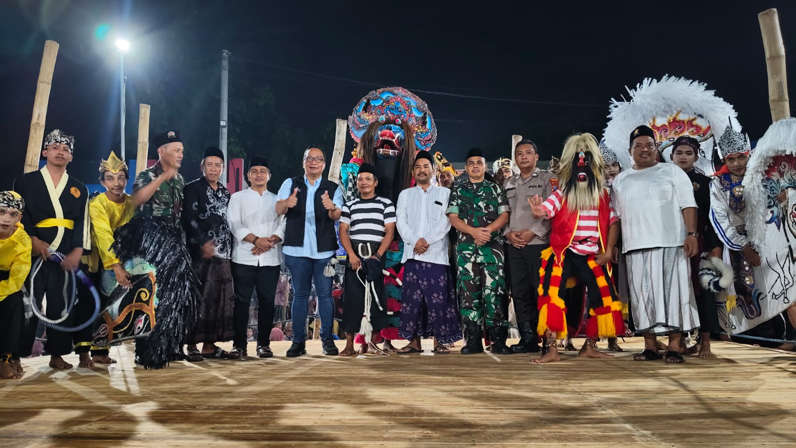 Wabup Ashluchul Alif (tujuh dari kiri) beserta para anggota DPRD Gresik saat hadiri acara pentas seni pencak silat tradisional di Lapangan Desa Bungah. Foto: Ist.