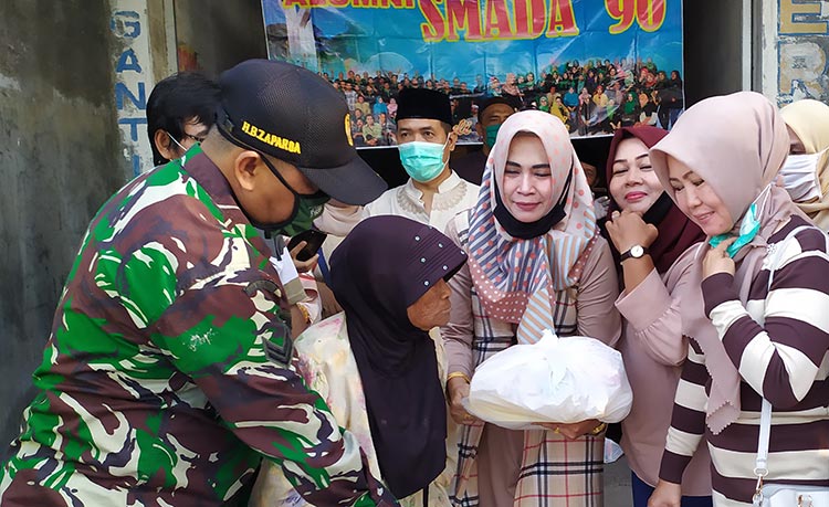 Peduli Dampak Covid-19, Alumni Smada Pamekasan Angkatan 90 Bagikan Sembako ke Warga Kurang Mampu