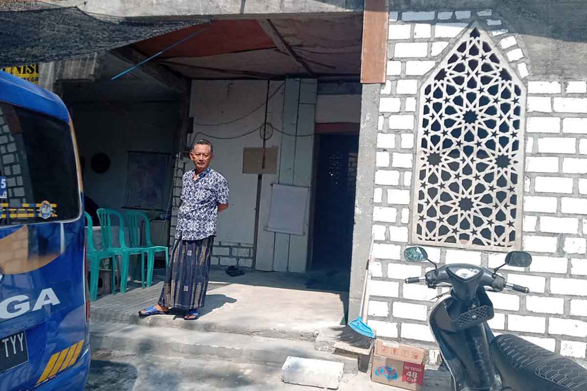  Korban M. Irfan Choirie berada di depan rumahnya. Foto: Syuhud/BANGSAONLINE.com
