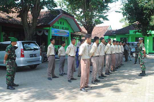 Anggota Koramil 0810/15 ketika melatih siswa SMA 1 Rejoso.