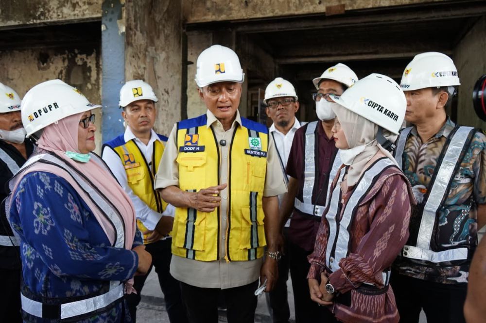 Ketua DPRD Kota Kediri Firdaus (kiri) dan Wali Kota Kediri Vinanda Prameswati saat berbincang dengan Menteri Pekerjaan Umum (PU) Dody Hanggodo. (Ist). 