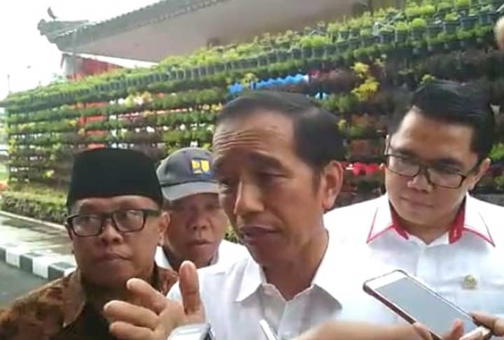 Jokowi saat kunjungan ke Blitar dalam rangka penyerahan sertipikat. foto: AKINA/ BANGSAONLINE