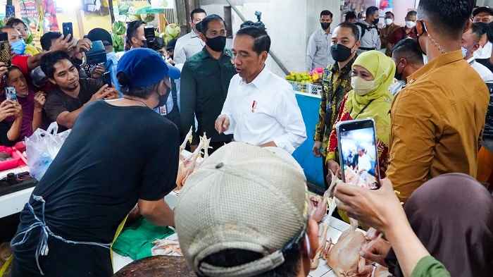 Presiden Jokowi didampingi Gubernur Khofifah saat memantau harga sembako di Pasar Wonokromo.
