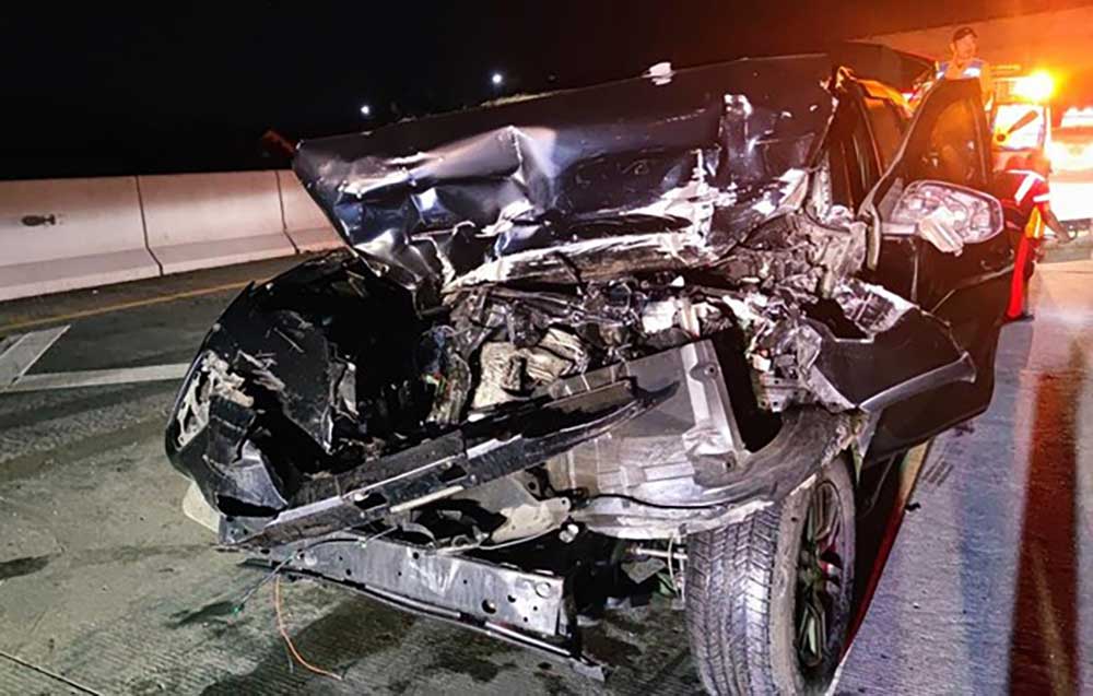 Kondisi mobil yang ditumpangi korban usai menabrak truk tronton. Foto: Ist./Dok. Polres Sragen.