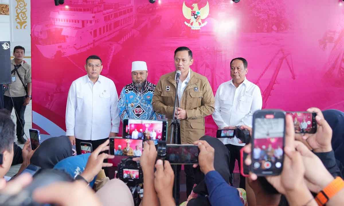Wamen ATR/BPN dan Menko AHY saat penyerahan 184 sertifikat elektronik tanah di Bengkulu.