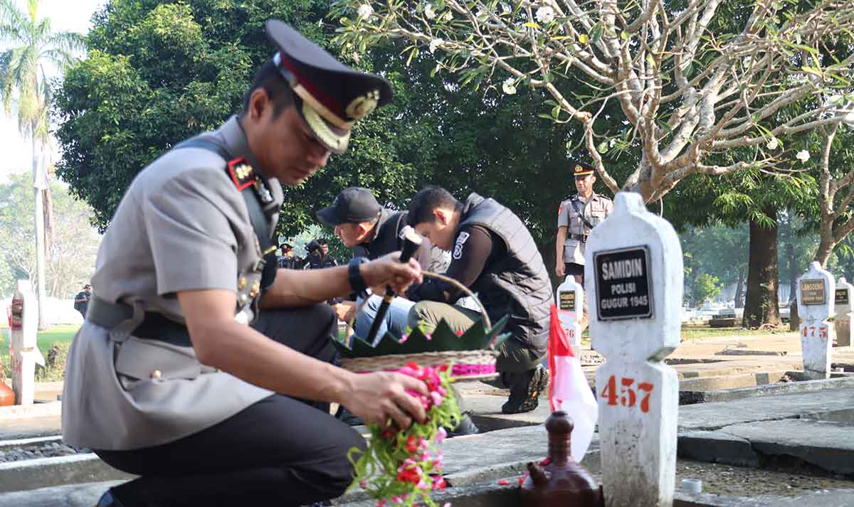 Ziarah dan tabur bunga di TMP Gajah Mada yang dilakukan personel Polres Mojokerto Kota saat Peringati Hari Bhayangkara ke-79.