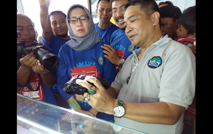 Wakil Bupati Lumajang, Indah Amperawati saat melihat Bongkahan Batu Bulu Macan Asli Lumajang yang dipamerkan di Event Batu Akik.