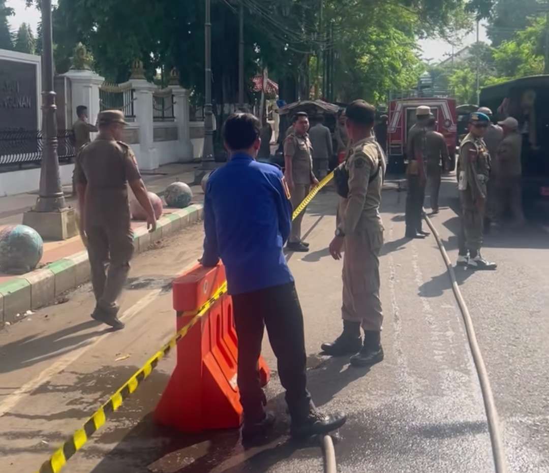 Satpol PP Pamekasan memasang garis pembatas di area monumen Arek Lancor (dok. RRI)