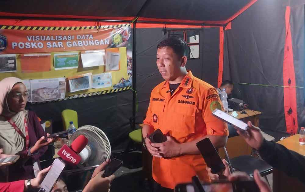 Kepala Basarnas Surabaya, Nanang Sigit, saat memberikan keterangan pers.