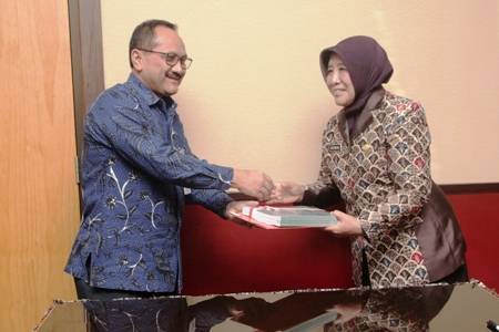 ?

\Wali Kota Probolinggo Rukmini menerima penghargaan dari perwakilan BPK. Foto:humas pemkot/BANGSAONLINE