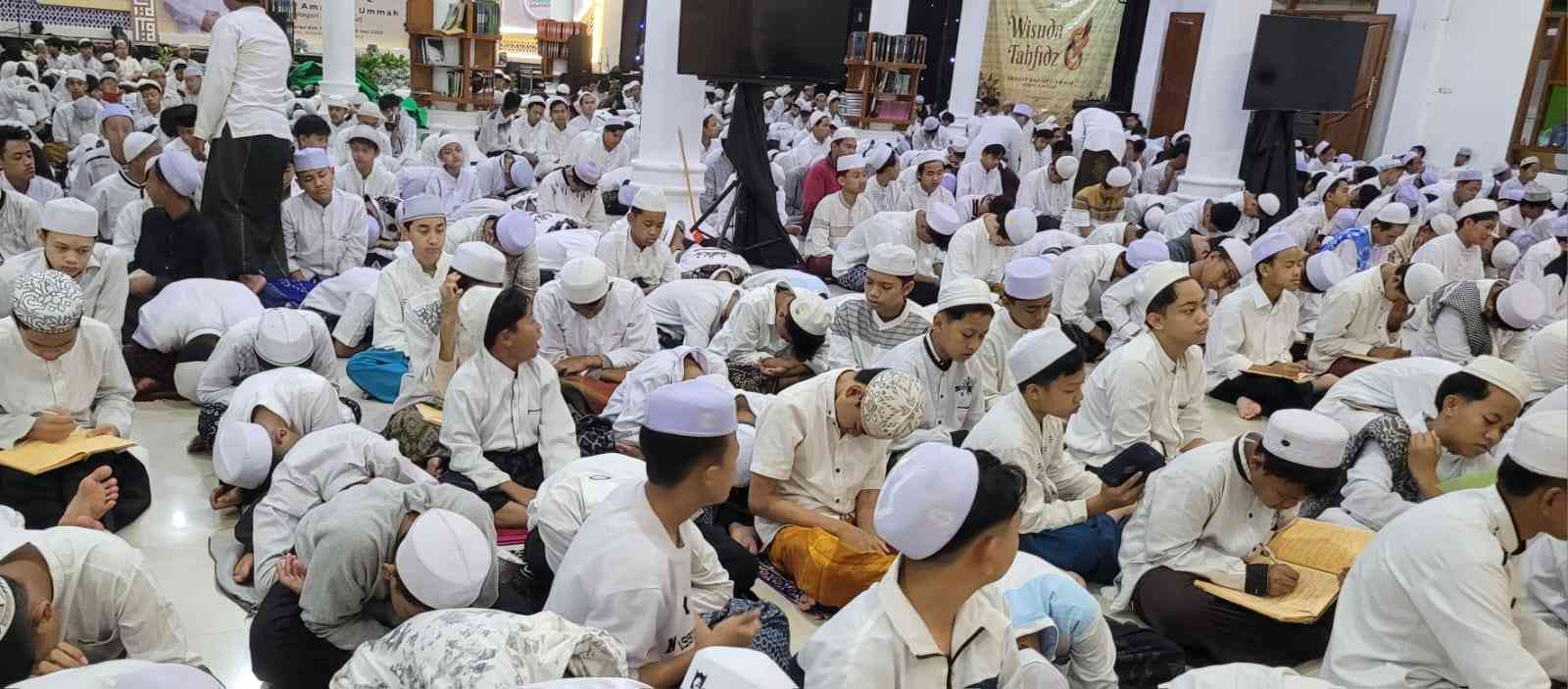 Para santri Pondok Pesantren Amanatul Ummah sedang mengaji kitab kuning di Masjid Raya KH Abdul Chalim Pondok Pesantren Amanatul Ummah Pacet Mojokerto Jawa Timur. Pengajian kitab kuning sehabis shalat jemaah Shubuh itu diasuh langsung Prof Dr KH Asep Saifuddin Chalim, MA. Foto: M. Mas