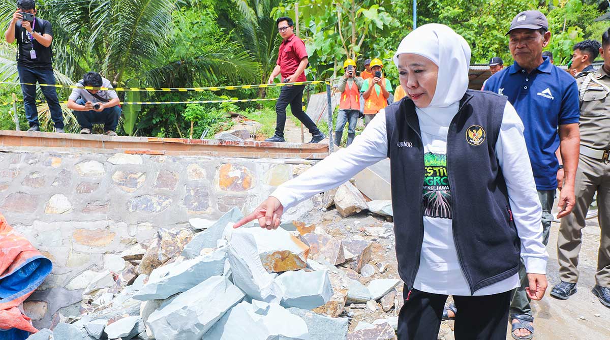 Gubernur Khofifah saat meninjau rekonstruksi jembatan di Pacitan.