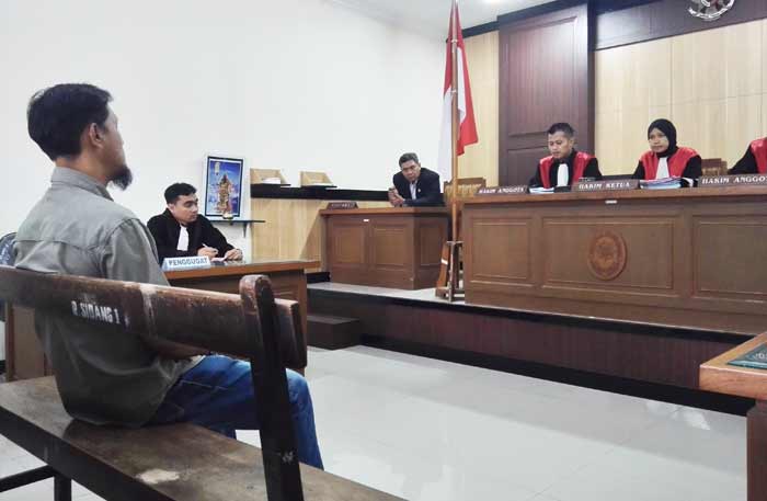 Terdakwa Andhy Mardi Utama (44) saat menjalani sidang putusan di PN Gresik. foto: SYUHUD/ BANGSAONLINE