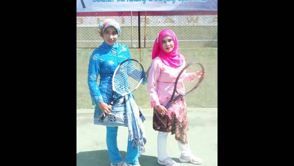 Salah satu kostum peserta lomba tenis unik peringatan hari ibu di Bangkalan