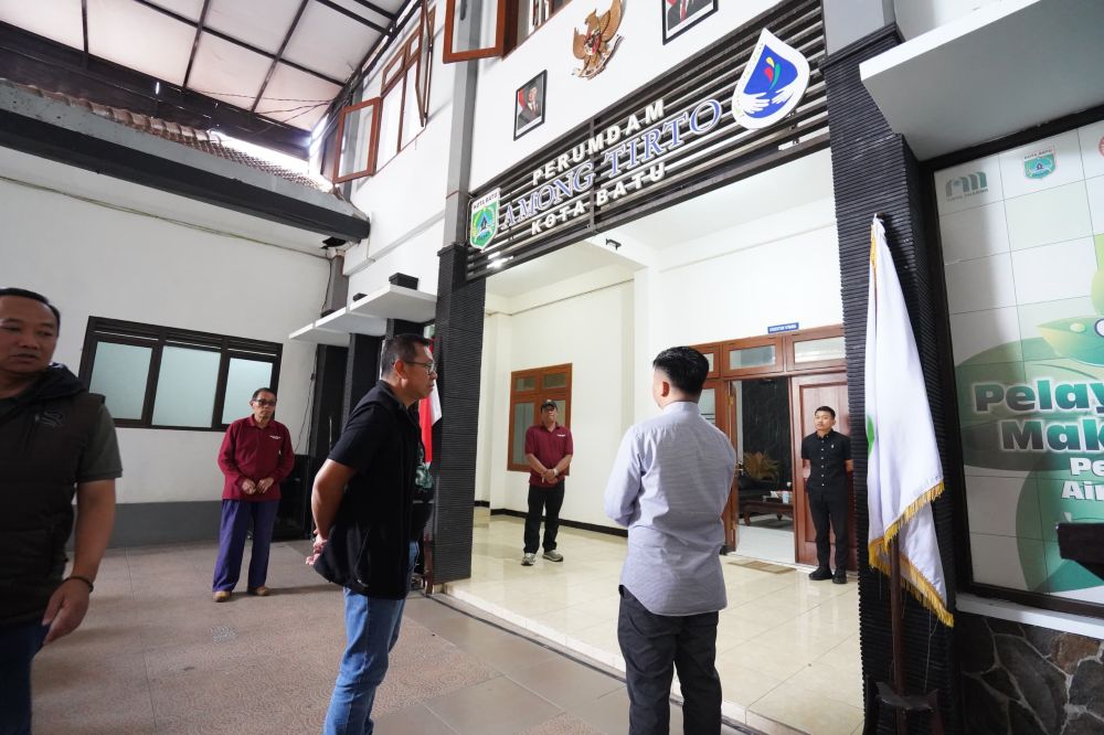 Wali Kota Batu, Nurochman saat meninjau kantor Perumdam Among Tirto