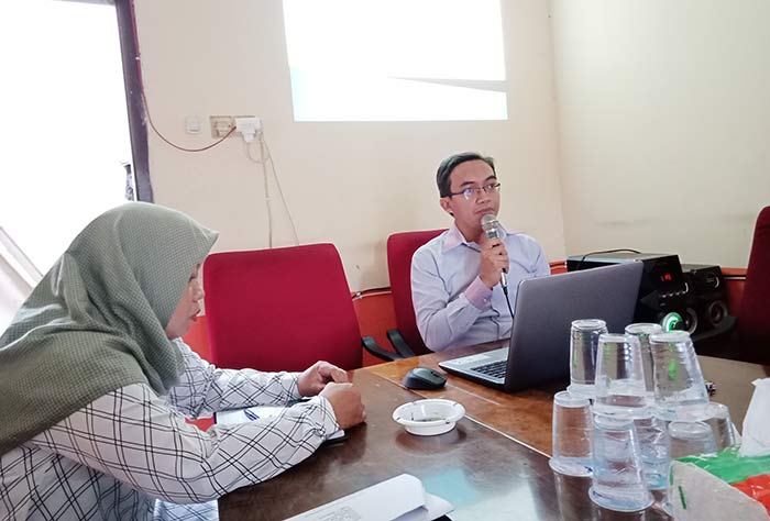 Anas, Ketua Bawaslu Pasuruan didampingi wakilnya, saat jumpa pers.